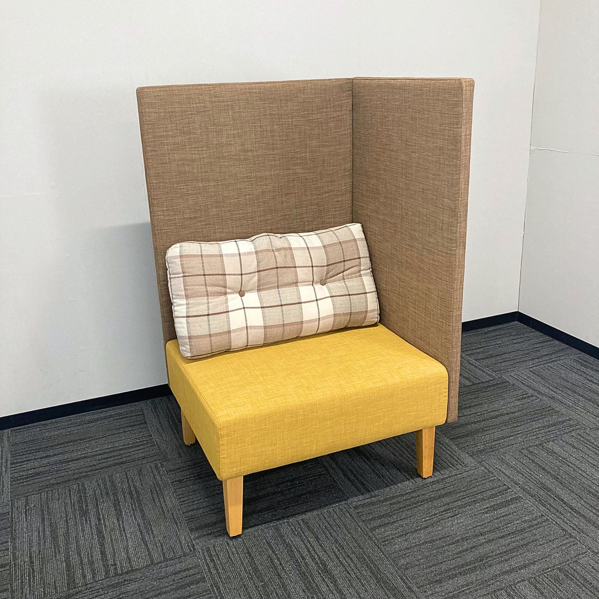 オカムラ シェアードスペースシリーズ ブースソファ 8SCR4A W795×D690×H1280（SH440） パネル色：ブラウン/ソファ：サンドイエロー 2016年製 中古 ⑳