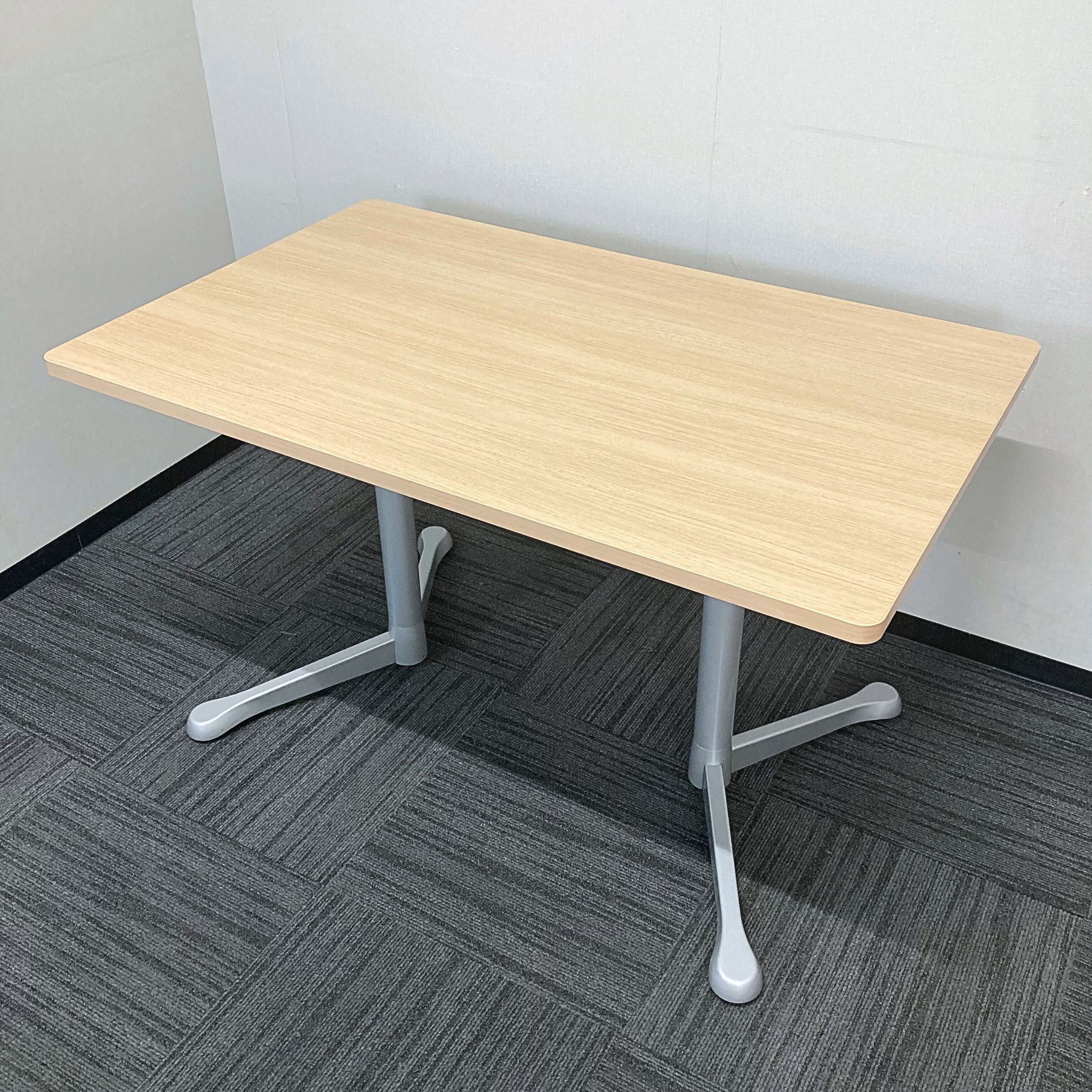 オカムラ アクティアフェローシリーズ ミーティングテーブル 93N31F MK37 W1200×D750×H720 天板：ネオウッドライト/脚：スキップシルバー 2018年製 中古