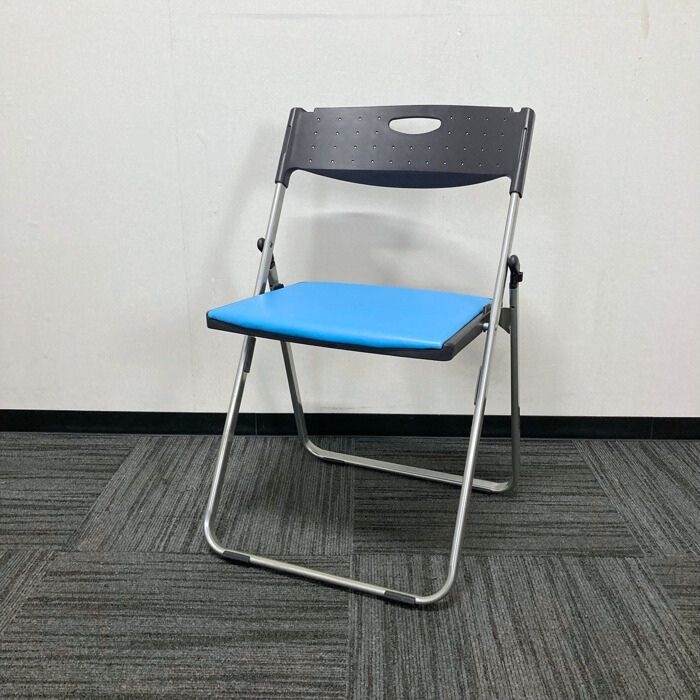 アイリスチトセ 折り畳みチェア CAL-XS02M-V BL 背：ブラック/座：ブルー/脚：シルバー 中古 ⑳